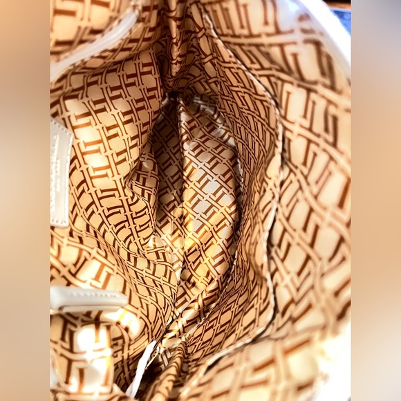 Tignanello Cream Buttery Leather Purse w/ Gold Hardware and Tons of Storage 👜 - Picture 6 of 9